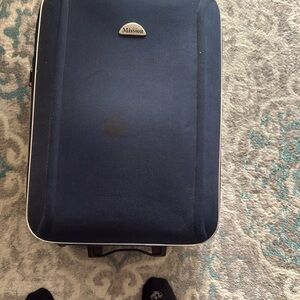 Blue Minimalist Luggage with Hard-Shell Design
